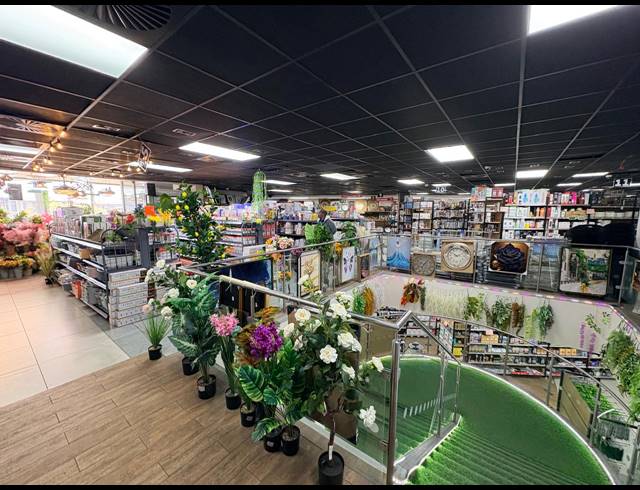 2,194M² RETAIL FOR SALE IN LONEHILL